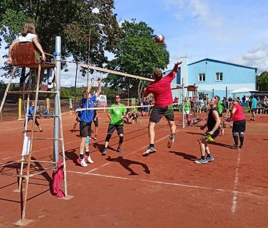 Děti na venkovním sportovním hřišti (Slavkovský zpravodaj, 10/2023)
