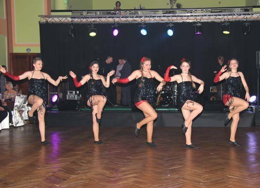Taneční vystoupení skupiny Mirákl na reprezentačním plese města (Slavkovský zpravodaj, 2/2017)