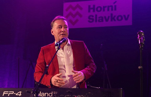 Hudebník Petr Vondráček vystupuje na plese města (Slavkovský zpravodaj, 2/2025)