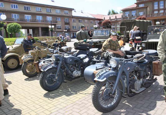 Historické vojenské motocykly na přehlídce ke konci druhé světové války (Slavkovský zpravodaj, 6/2015)