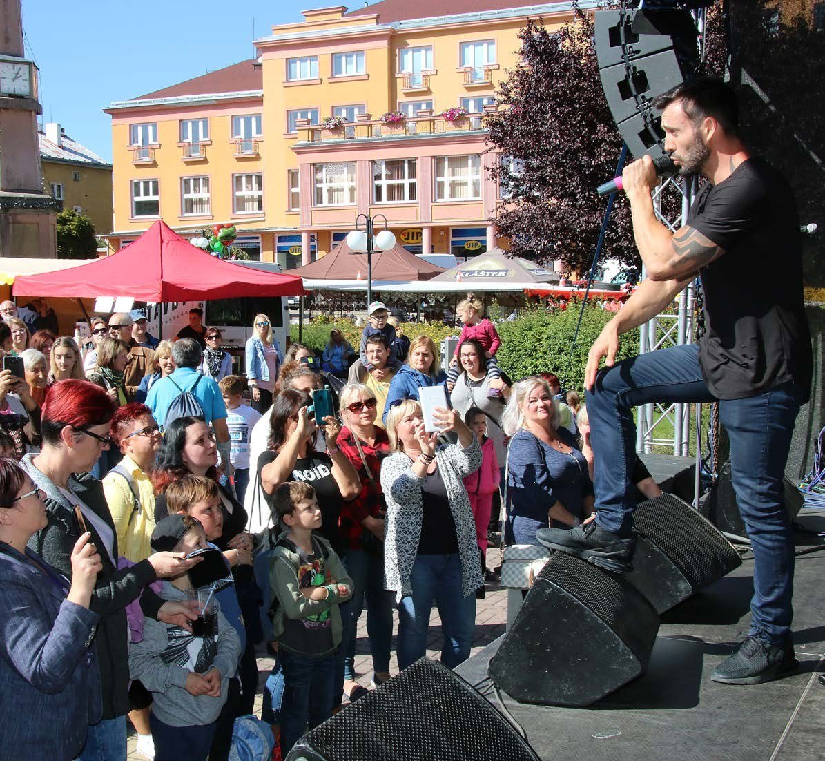 Slavkovské slavnosti 2019 — dav návštěvníků (Slavkovský zpravodaj, 10/2019)