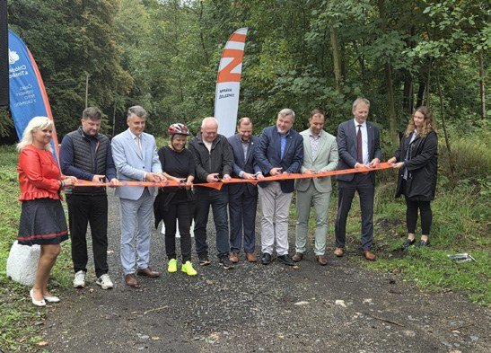 Slavnostní přestřižení pásky při otevření stezky do Lokte (Slavkovský zpravodaj, 10/2025)