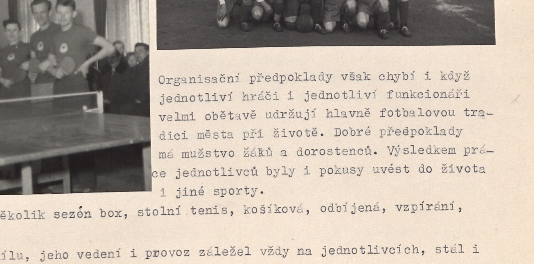 Černobílá fotografie fotbalového mužstva — tým fotbalistů ve dvou řadách (sedící a stojící) pozovaný na hřišti.