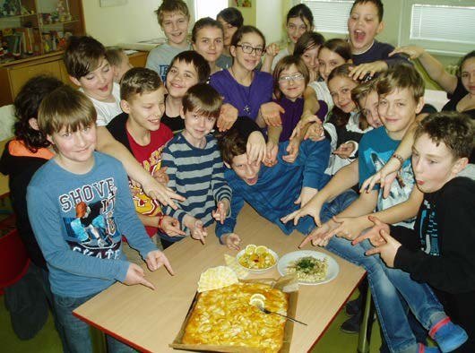 Děti při společném vaření a stolování ve škole (Slavkovský zpravodaj, 3/2016)