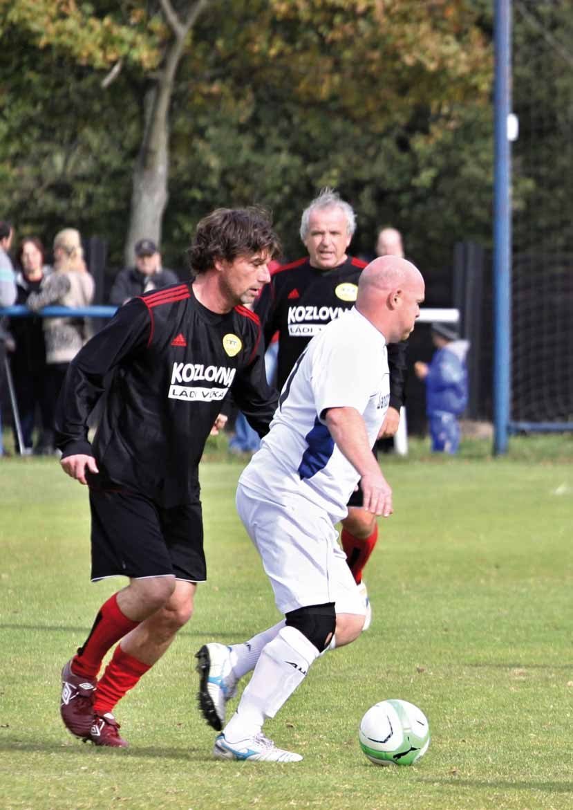 Přátelské fotbalové utkání TJ Spartak Horní Slavkov s fotbalovými legendami (Slavkovský zpravodaj, 11/2013)