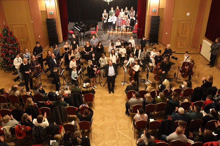Novoroční koncert v sále – orchestr a publikum (Slavkovský zpravodaj, 1/2025)