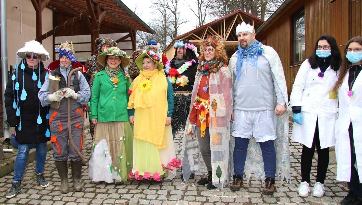 Masky a maškary při masopustním veselí v Ležnici (Slavkovský zpravodaj, 4/2020)