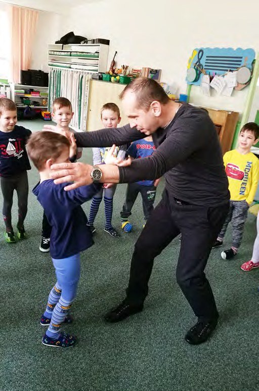 Starosta tančí s dětmi na městské slavnosti (Slavkovský zpravodaj, 6/2018)