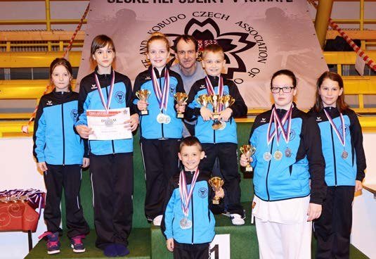 Oceněné družstvo dětí s diplomem (Slavkovský zpravodaj, 5/2016)