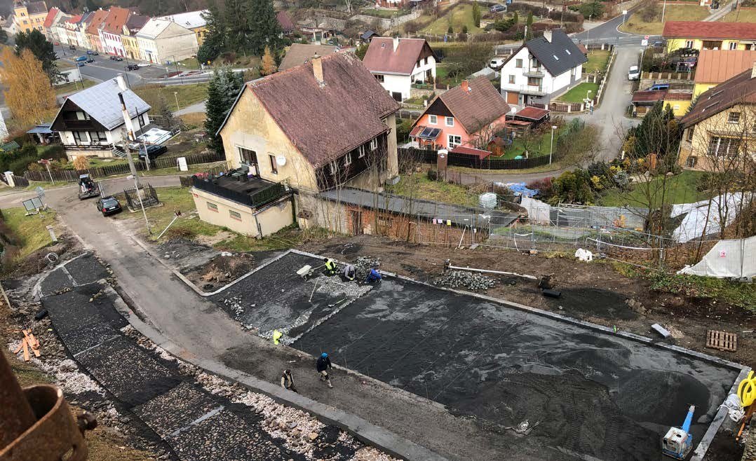 Letecký pohled na stavební úpravy Kostelní ulice (Slavkovský zpravodaj, 1/2022)