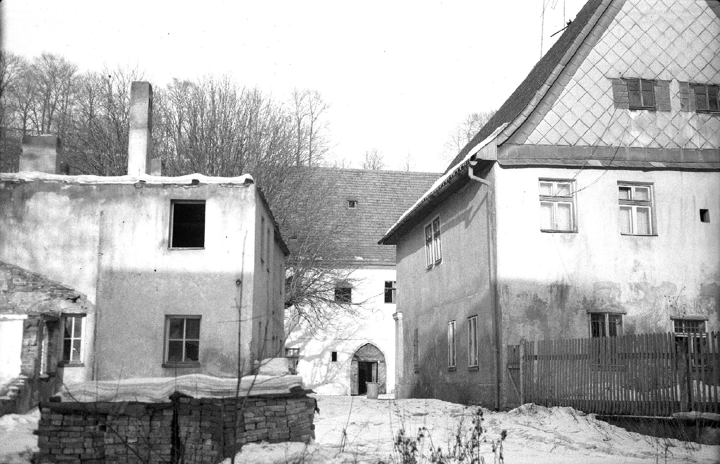 pohled od Stoky, částečně zbořená historická zástavba