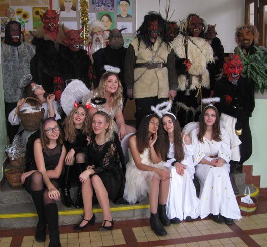 Děti v kostýmech a maskách při vystoupení na plese (Slavkovský zpravodaj, 1/2020)