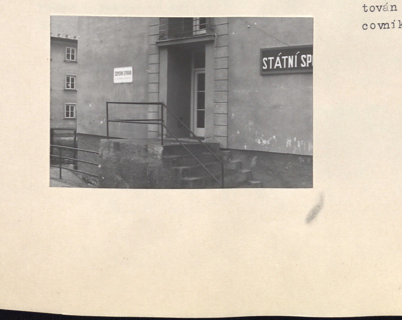 Budova Domovní správy / Státní spr[áva] — roh budovy s nápisem "STÁTNÍ SP..."