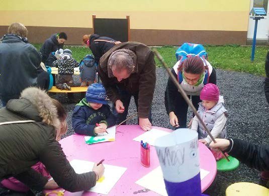 Vánoční dílny – děti a rodiče tvoří u stolů (Slavkovský zpravodaj, 12/2016)