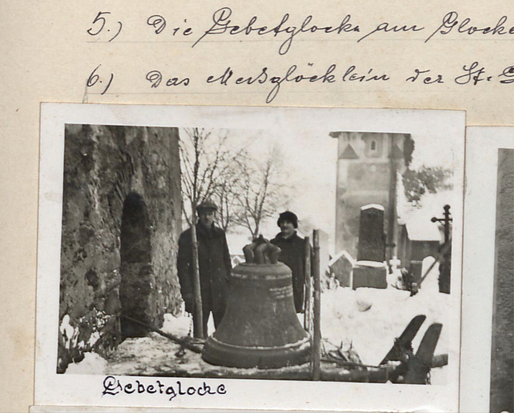 „Gebetglocke" (Modlitební zvon) — muž stojící u zvonu na hřbitově v zimě (vlevo nahoře)