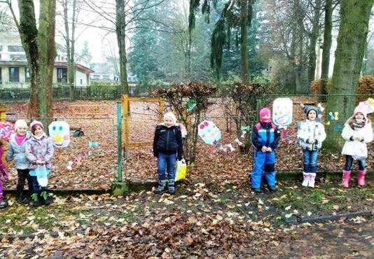 Děti při podzimní akci v parku mateřské školy (Slavkovský zpravodaj, 12/2016)