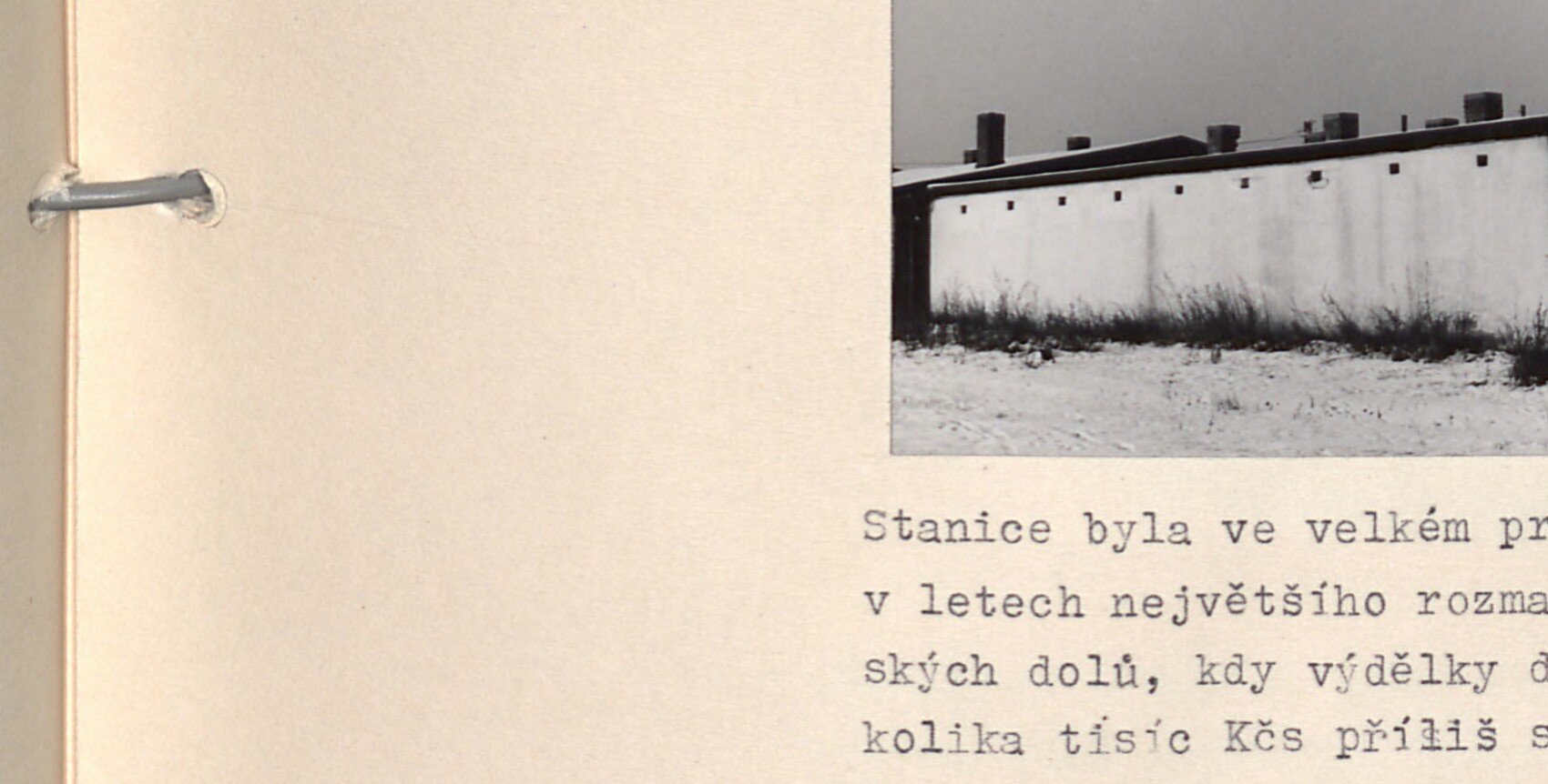 Přízemní zděná/omítaná budova s plochou střechou ve volné krajině — patrně objekt zdravotnické / záchytné stanice.