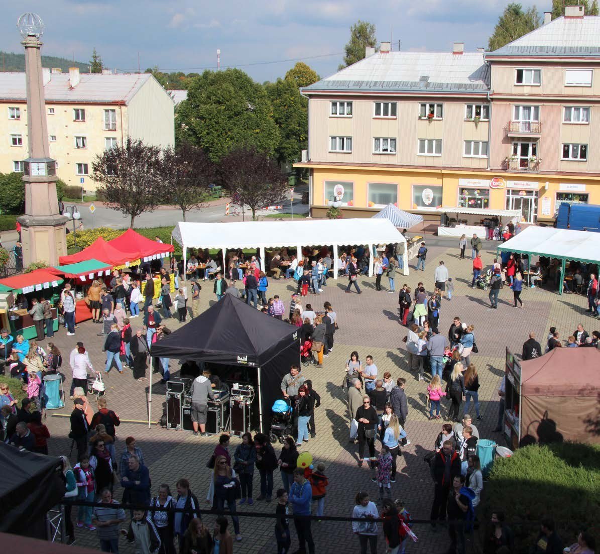 Slavkovské slavnosti 2019 — stánkový prodej a dav na náměstí (Slavkovský zpravodaj, 9/2019)