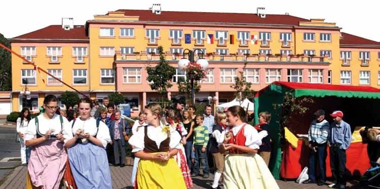 Průvod v lidových krojích na náměstí během Slavkovských slavností (Slavkovský zpravodaj, 9/2012)