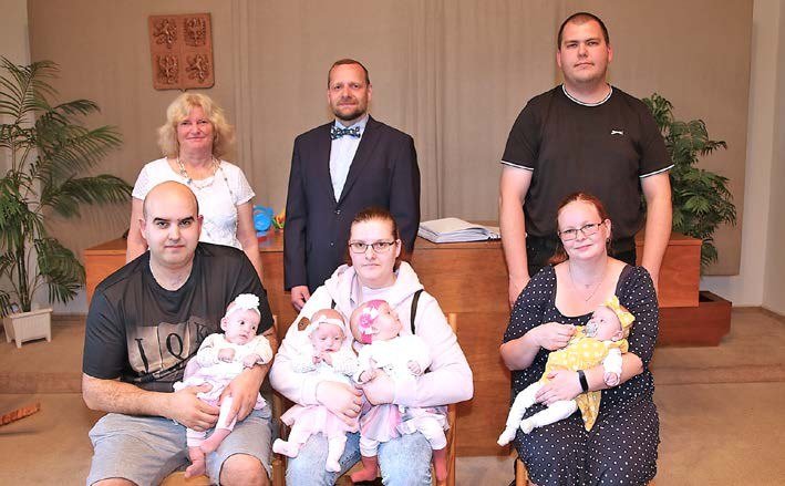 Rodiny s miminky při Vítání občánků, poprvé i trojčata (Slavkovský zpravodaj, 7/2023)