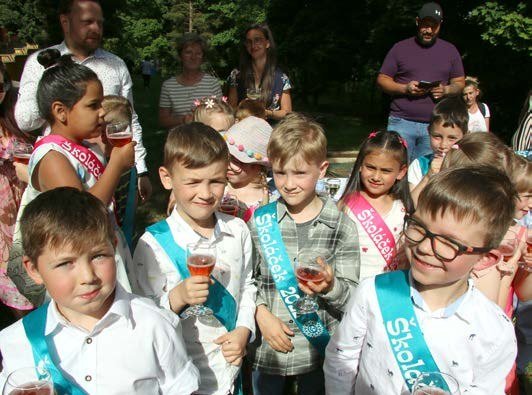 Děti se šátky při společné akci (Slavkovský zpravodaj, 7/2022)