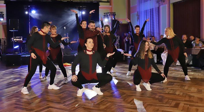 Taneční vystoupení na reprezentačním plese (Slavkovský zpravodaj, 3/2023)