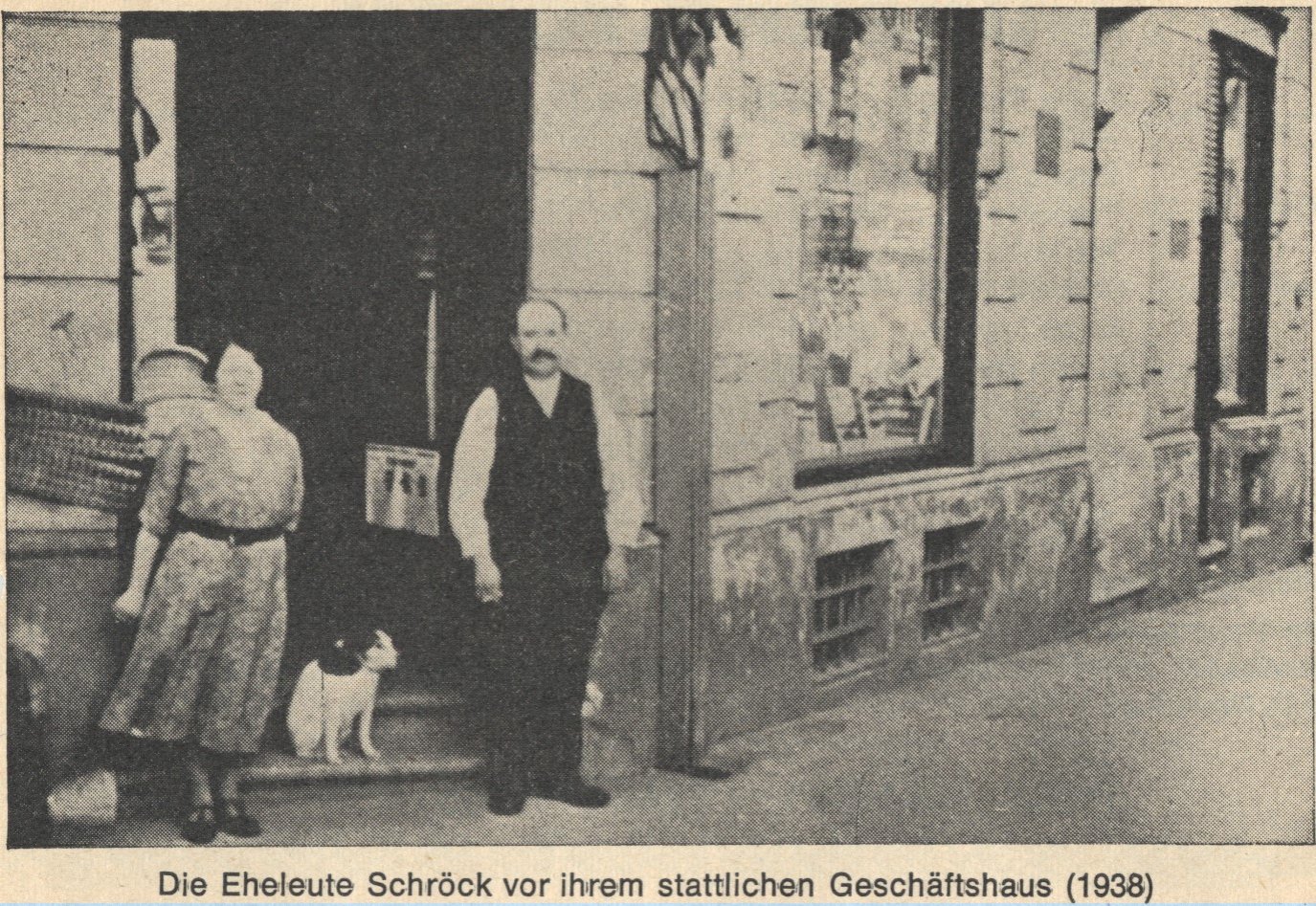 Manželé Schröckovi před jejich obchodem