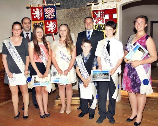 Ocenění žáci s pamětními listy a stuhami (Slavkovský zpravodaj, 7/2015)