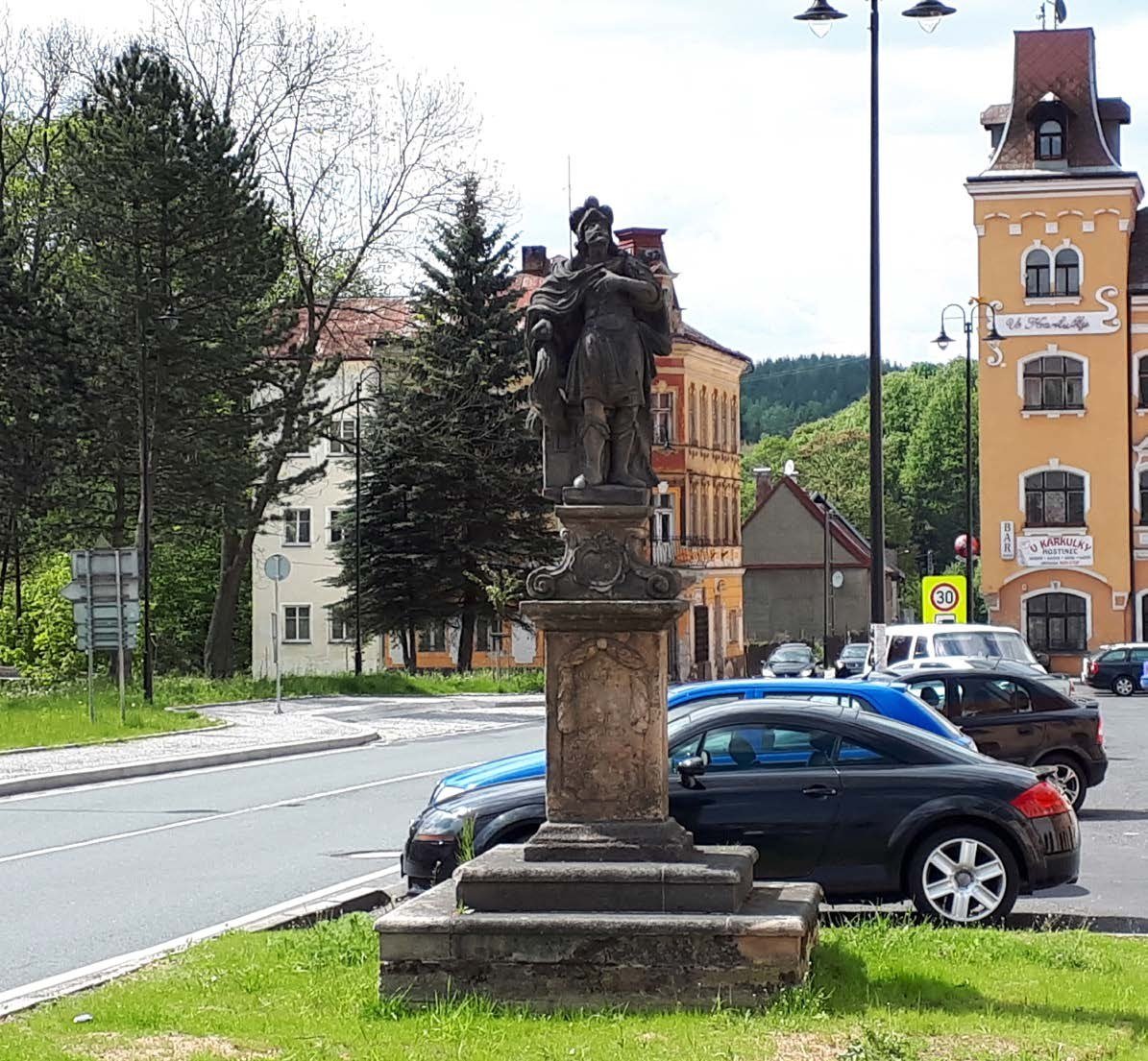Náměstí Republiky se sochou sv. Floriána (Slavkovský zpravodaj, 6/2019)