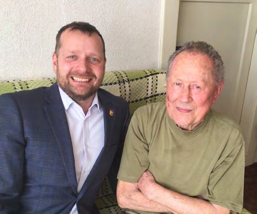 Starosta města blahopřeje jubilantovi (Slavkovský zpravodaj, 3/2019)