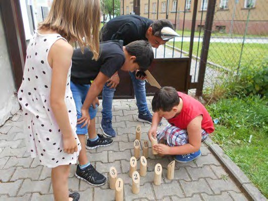 Děti s vychovateli při venkovní aktivitě (Slavkovský zpravodaj, 7/2018)