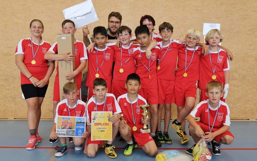 Družstvo žáků s medailemi ve vybíjené (Slavkovský zpravodaj, 7/2023)