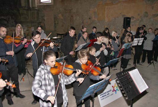 Smyčcový orchestr ZUŠ při koncertu v kostele (Slavkovský zpravodaj, 6/2016)
