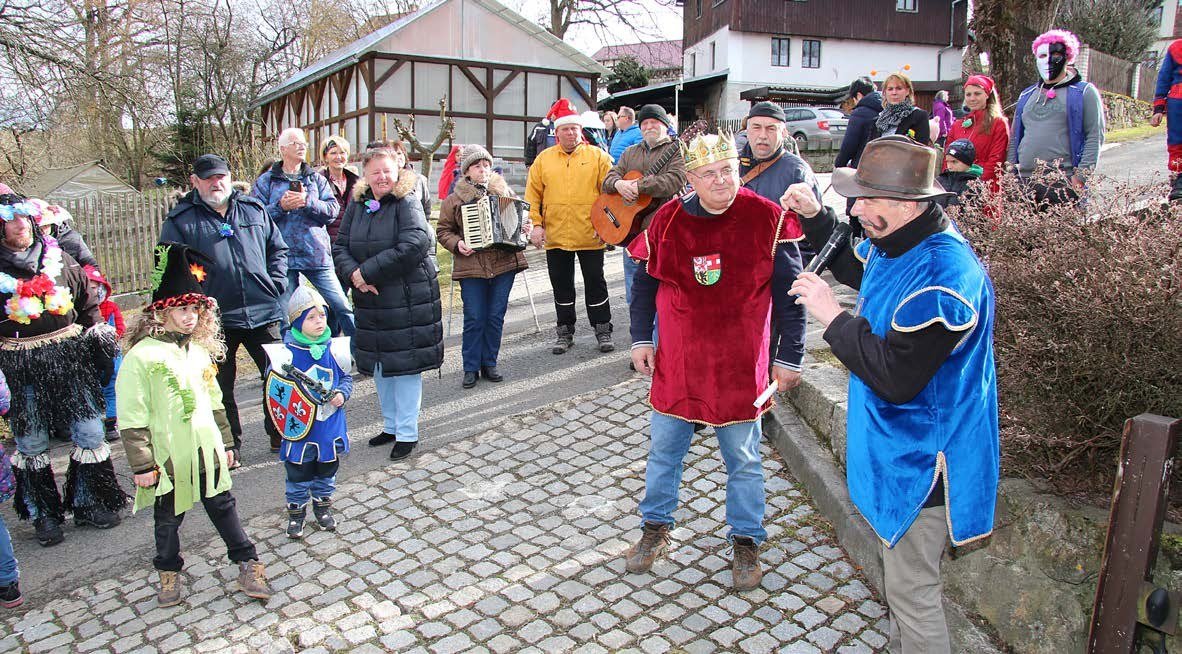Masopustní průvod v kostýmech na návsi (Slavkovský zpravodaj, 4/2020)