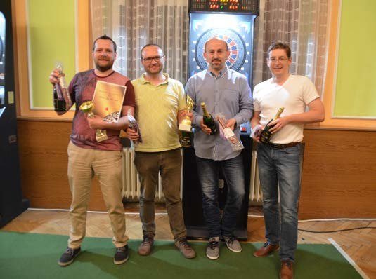 Vítězné družstvo MěÚ v turnaji v šipkách – Memoriál Hanky Trnavské (Slavkovský zpravodaj, 6/2017)