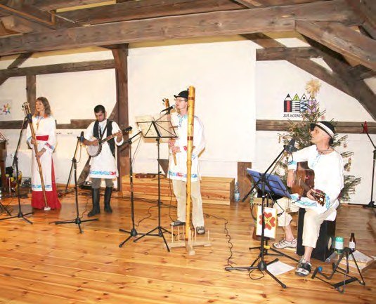 Koncert fujarové skupiny Živa na předvánočním setkání (Slavkovský zpravodaj, 1/2018)