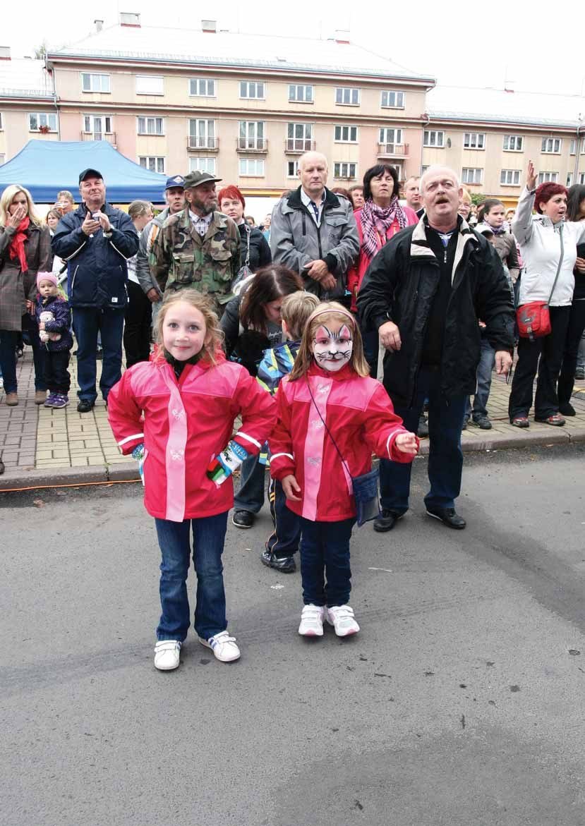 Děti a návštěvníci na Slavkovských slavnostech na náměstí (Slavkovský zpravodaj, 10/2013)