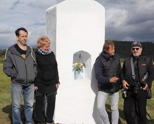 Účastníci u obnovených Božích muk Panny Marie (Slavkovský zpravodaj, 12/2023)