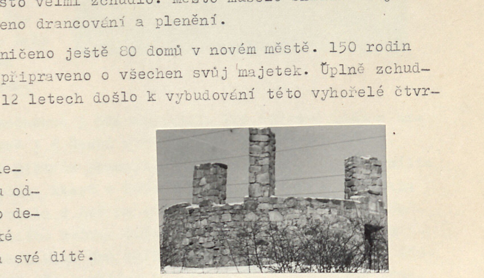 Zřícenina (zbytky zdiva a věží) hradu nebo opevnění na skalnatém návrší