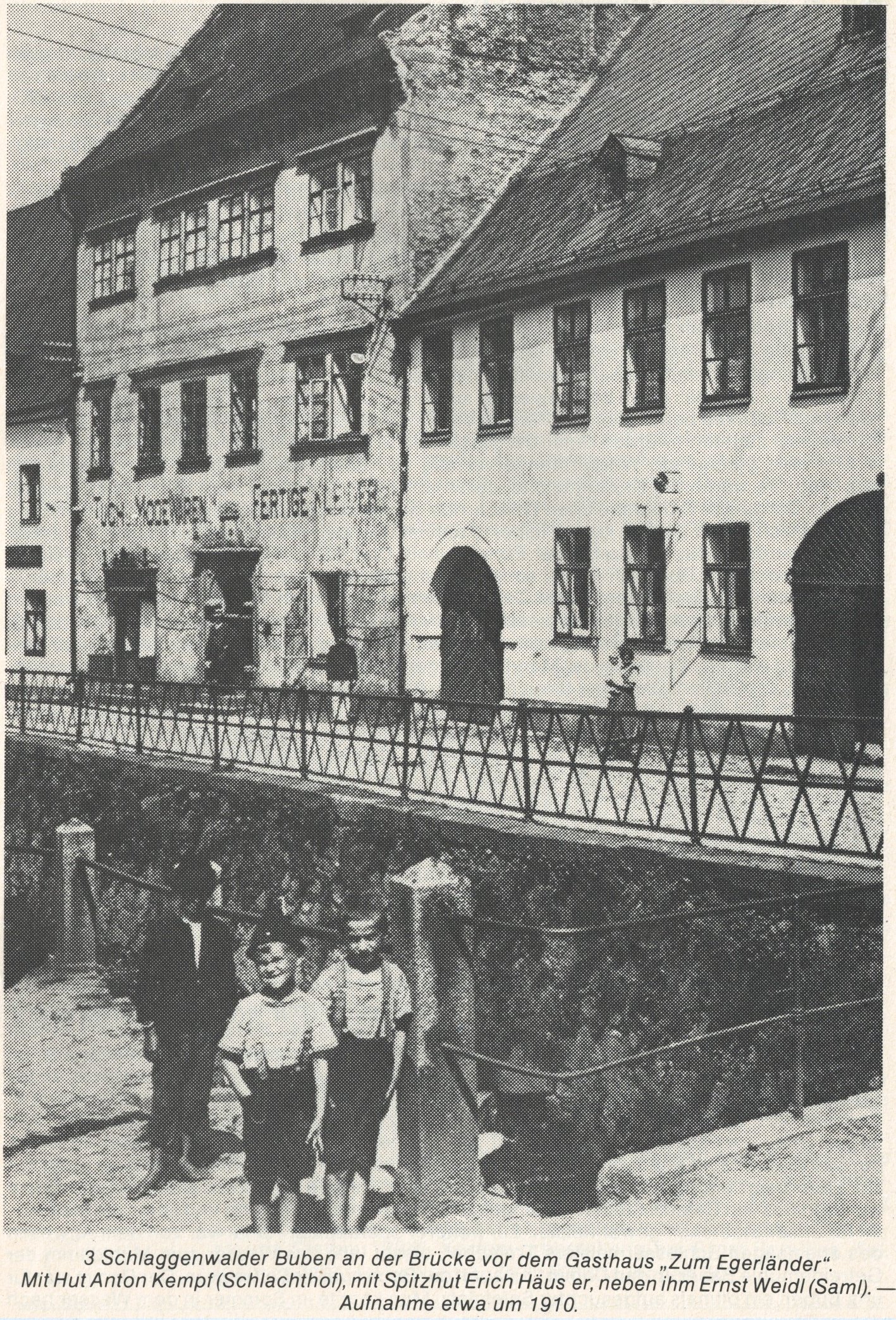 Tři slavkovští chlapci na mostě před hostincem "Zum Egerländer". S kloboukem Anton Kempf, se špičatou čepicí Erich Häuser, vedle něj Ernst Weidl. V pozadí domy č.p. 497 a č.p. 210