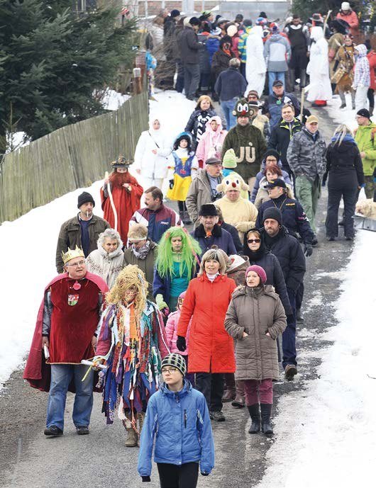 Masopustní průvod maškar zasněženou Ležnicí (Slavkovský zpravodaj, 3/2015)