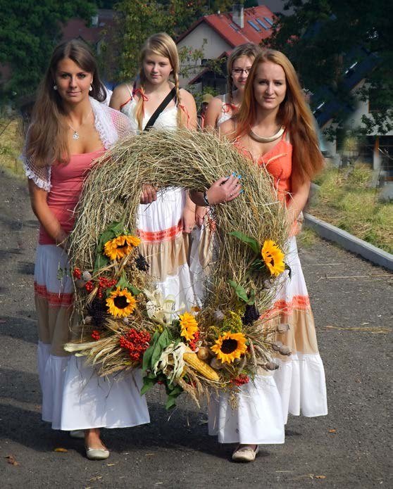 Děvčata v krojích s dožínkovou vázankou na Ležnických biodožínkách (Slavkovský zpravodaj, 9/2015)