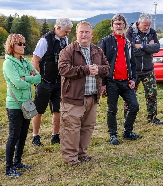 Lidé na vysvěcení Božích muk na Šibeničním vrchu (Slavkovský zpravodaj, 12/2023)