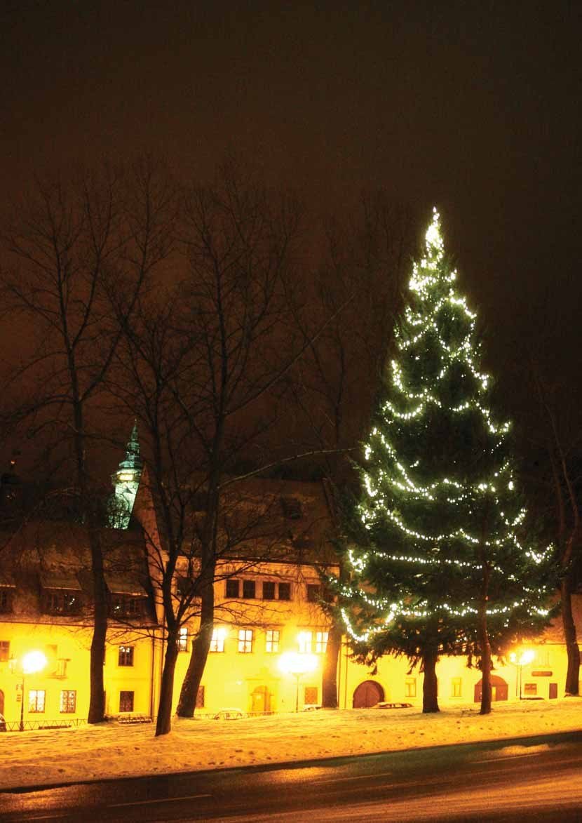 Noční pohled na náměstí s rozsvíceným vánočním stromem a věží kostela (Slavkovský zpravodaj, 1/2012)