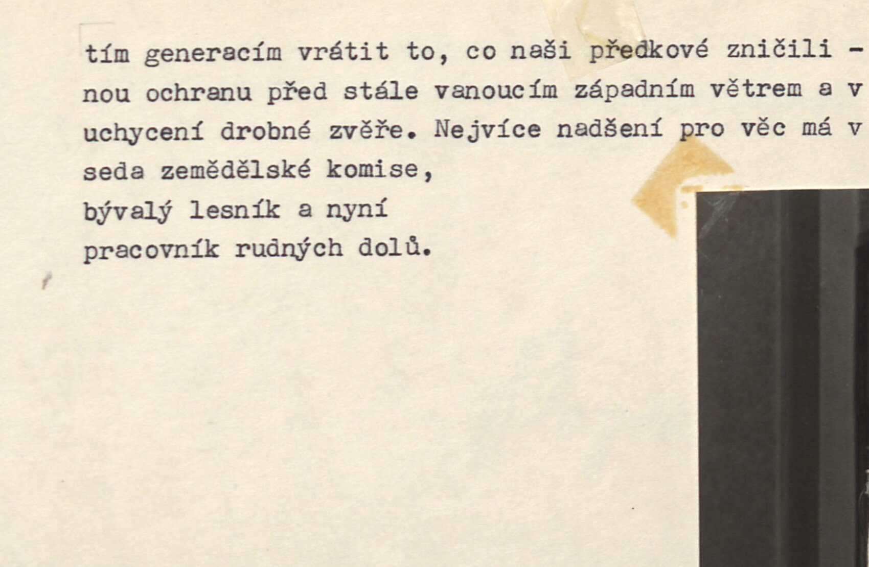 Muž (soudruh Stanislav Humplík, předseda zemědělské komise) v obleku s kravatou stojí u řečnického pultu / mikrofonu.