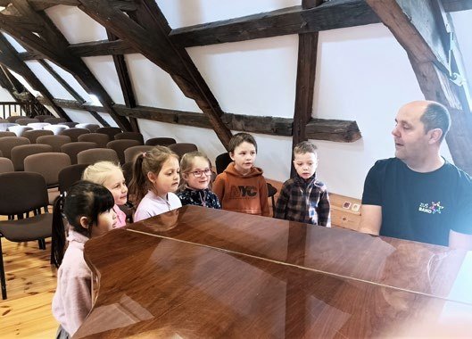 Děti při exkurzi v doprovodu dospělého (Slavkovský zpravodaj, 5/2023)