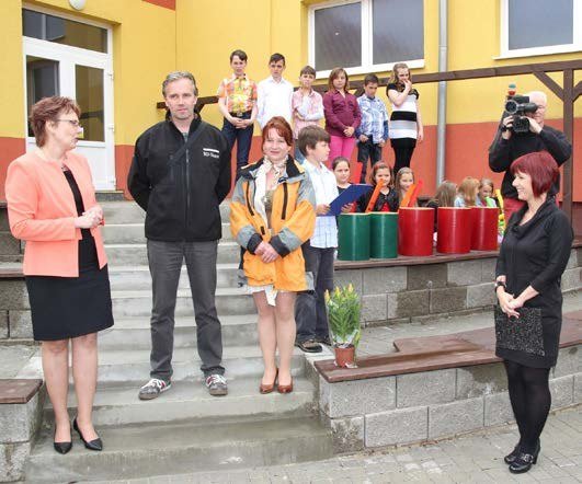 Vystoupení žáků při slavnostním otevření zrekonstruovaných prostor ZŠ Školní (Slavkovský zpravodaj, 7/2015)