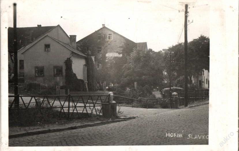 Pohlednicový snímek ulice v Horním Slavkově (na tisku „HORNÍ SLAVKO[V]"), s domem označovaným podle názvu souboru jako Café Reinhold.