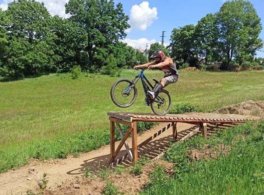 Cyklista na nově vybudované trail dráze u vleku (Slavkovský zpravodaj, 7/2022)
