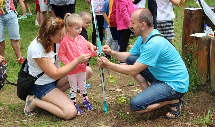 Děti při venkovní hře na táboře (Slavkovský zpravodaj, 7/2018)